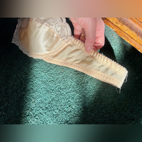 Vintage cream satin Chantilly lace trim Maidenform strapless bra •32B - Picture 4 of 11